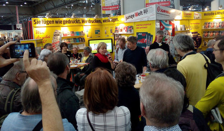 Gut besucht: der Messestand der jungen Welt auf der Leipziger Bu...