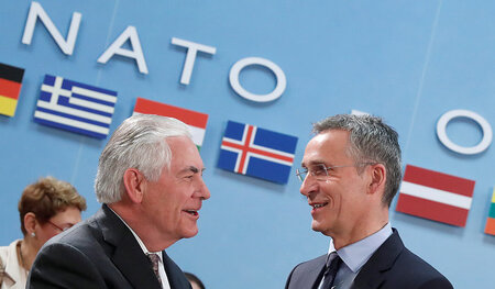 US-Verteidigungsminister Rex Tillerson (links) mit NATO-Generals...