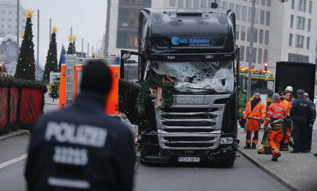 Polizisten und Rettungskräfte am Morgen nach dem Lastwagenanschl...