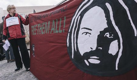 Internationale Solidarität: Demonstranten fordern in Berlin die ...