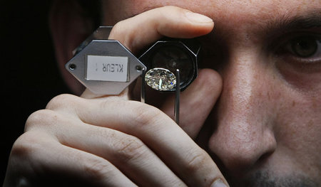 World Diamant Centre in Antwerpen: Belgischer Experte bei der Pr...