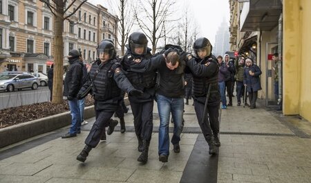 Sonntagsritual im Moskauer Frühling: Polizisten verhaften einen ...