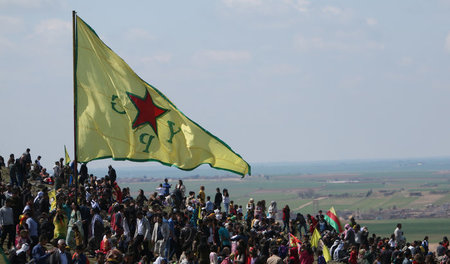 Eine Fahne der YPG nahe der syrisch-türkischen Grenze (21. März ...