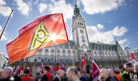 Am Montag demonstrierten Beschäftigte der maritimen Wirtschaft i...