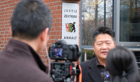 Chinesische Medienvertreter im November 2016 vor dem Gerichtsgeb...
