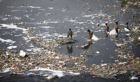 Kinder beim Müllsammeln im Bagmati-Fluss in Nepals Hauptstadt Ka...