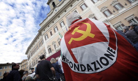 Eine Parteifahne von Rifondazione Comunista während der Bestattu...