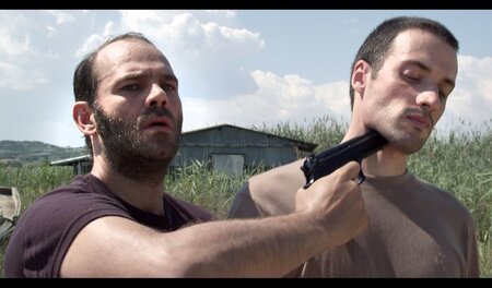 Yannis wird bei dem Versuch, Chryssa zu folgen, erwischt: »River...
