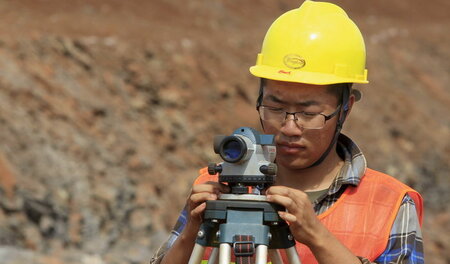 Ein chinesischer Ingenieur arbeitet an der Bahnverbindung Mombas...