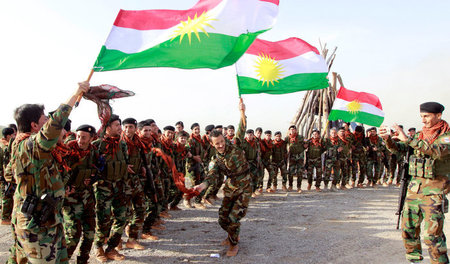 Perschmerga feiern Newroz mit der Fahne der Kurdischen Autonomie...