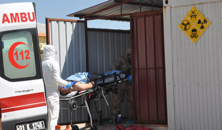 Ein Mann aus Idlib wird am Dienstag in ein Krankenhaus im türkis...