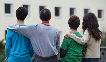 Syrische Familie vor einem Heim für Asylsuchende im Oktober 2012...