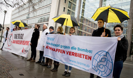Ärzte protestieren vor dem Auswärtigen Amt in Berlin für ein int...