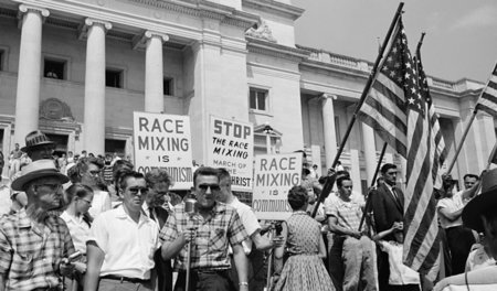 »Race mixing is communism« – Aufmarsch in Little Rock, Arkansas ... »Race mixing is communism« – Aufmarsch in Little Rock, Arkansas ...