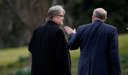Stephen Bannon (ausnahmsweise links) am 19. März im Gespräch mit... Stephen Bannon (ausnahmsweise links) am 19. März im Gespräch mit...