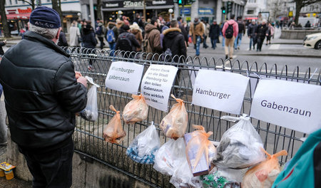 Obdachlose nehmen sich am Hamburger Hauptbahnhof Essen und Kleid... Obdachlose nehmen sich am Hamburger Hauptbahnhof Essen und Kleid...