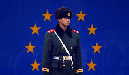 Kritischer Blick. Ein chinesischer Polizist vor der Botschaft de... Kritischer Blick. Ein chinesischer Polizist vor der Botschaft de...