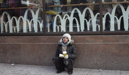Ein Mann bittet um Geld, vor einer McDonald's Filiale in Kiew (1... Ein Mann bittet um Geld, vor einer McDonald's Filiale in Kiew (1...