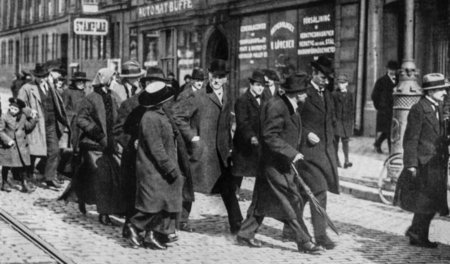 Auf der Durchreise. Lenin (mit Schirm) am 13. April 1917 in Stoc...