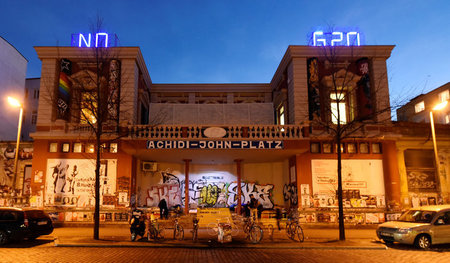 Das alternative Hamburger Kulturzentrum Rote Flora im Hamburger ...