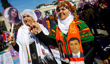 Inhaftierte HDP-Politiker: Zwei Demonstrantinnen mit den Konterf...