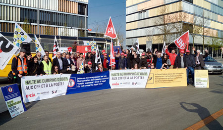Die Schweizer Gewerkschaften SEV, Syndicom und Unia protestierte...