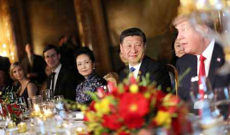 Nachsichtiges Lächeln für den Amtskollegen: Chinas Präsident Xi ... Nachsichtiges Lächeln für den Amtskollegen: Chinas Präsident Xi ...