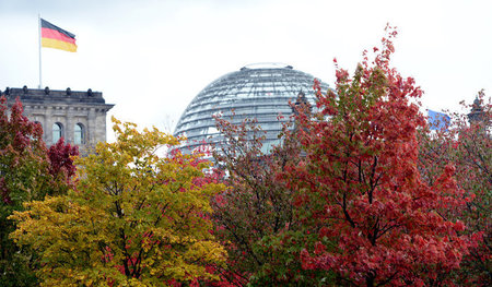 Bäume im Herbst, im Hintergrund: Das Reichstagsgebäude, Platz de... Bäume im Herbst, im Hintergrund: Das Reichstagsgebäude, Platz de...