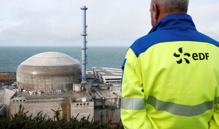 Der im Bau befindliche neue Reaktor im AKW Flammanville am Ärmel... Der im Bau befindliche neue Reaktor im AKW Flammanville am Ärmel...
