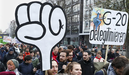 Probe für die Großdemo im Juli: Zug der Konferenzteilnehmer durc... Probe für die Großdemo im Juli: Zug der Konferenzteilnehmer durc...