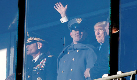 Donald Trump mit Personal seiner Streitkräfte während eines Foot...