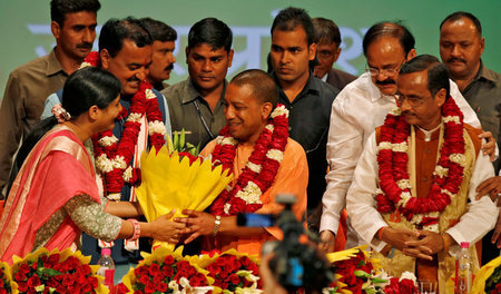Yogi Adityanath nach seiner Ernennung zum Chefminister von Uttar... Yogi Adityanath nach seiner Ernennung zum Chefminister von Uttar...