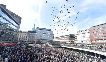 Tausende Menschen gedachten am Sonntag in Stockholm der Opfer de... Tausende Menschen gedachten am Sonntag in Stockholm der Opfer de...