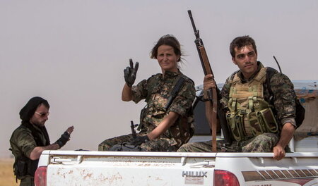 Ausländische Freiwillige der Volksverteidigungskräfte (YPG) im M...
