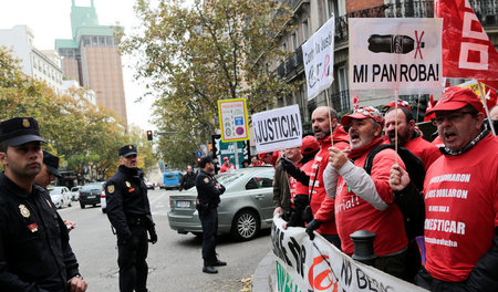 Immer wieder protestieren in Spanien Coca-Cola-Arbeiter, so auch...