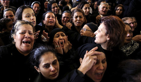 Trauer in Alexandria: Frauen bei der Beerdigung der Opfer des An...