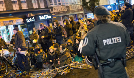 Aktivisten des Bündnisses »Düsseldorf stellt sich quer« blockier...