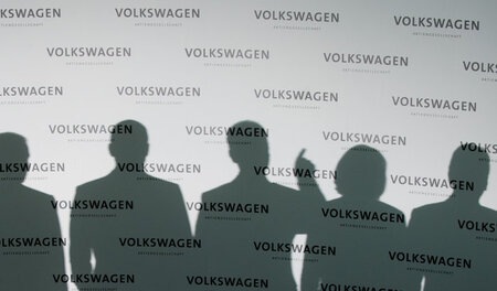Die langen Schatten der VW-Vorstände. Den Finger hebt der Vorsit...