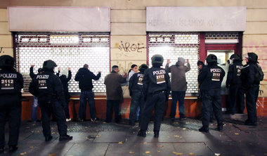 Berlin-Kreuzberg, Sonntag nachmittag: Deutsche Polizei nimmt ang... Berlin-Kreuzberg, Sonntag nachmittag: Deutsche Polizei nimmt ang...
