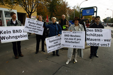 Der BND hat den Berlinern gerade noch gefehlt: Anwohnerprotest g... Der BND hat den Berlinern gerade noch gefehlt: Anwohnerprotest g...
