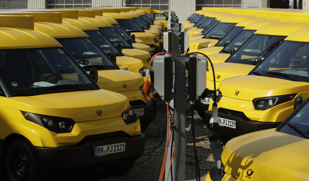 Flinkes Elektrogefährt: »Street-Scooter« der Deutsche Post DHL G...