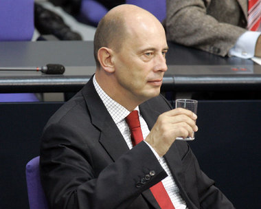 Darauf trinken wir einen: Tiefensee bei der Bundestagsdebatte zu... Darauf trinken wir einen: Tiefensee bei der Bundestagsdebatte zu...