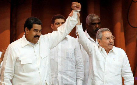 Venezuelas Präsident Nicolás Maduro (l.) und sein kubanischer Am...