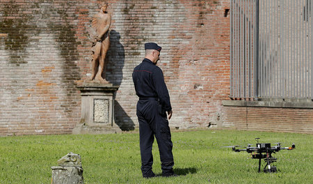 Ein italienischer Polizist mit einer Überwachungsdrohne während ...