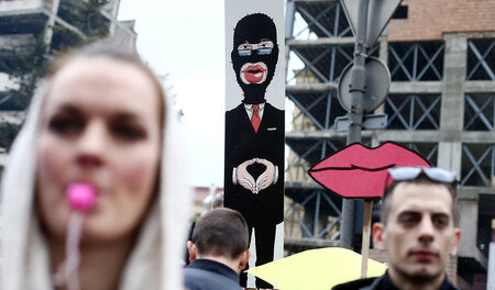 Demonstranten protestieren vor dem Regierungsgebäude in Belgrad ...