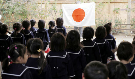 Für Kaiser und Vaterland: Kinder im Tsukamoto-Kindergarten währe...