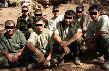 Bei der kurdischen Guerilla: die acht türkischen Kriegsgefangene... Bei der kurdischen Guerilla: die acht türkischen Kriegsgefangene...