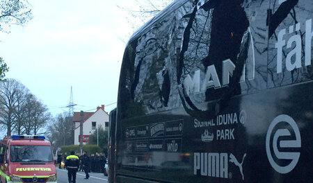 Der Bus von Borussia Dortmund mit beschädigter Scheibe am Dienst...