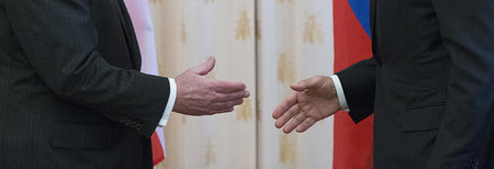 Zumindest gab man sich noch die Hände: Rex Tillerson (links) und...