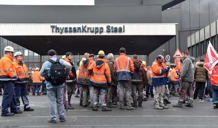 Streikende Stahlarbeiter bei Thyssen-Krupp (Duisburg, 7. März)